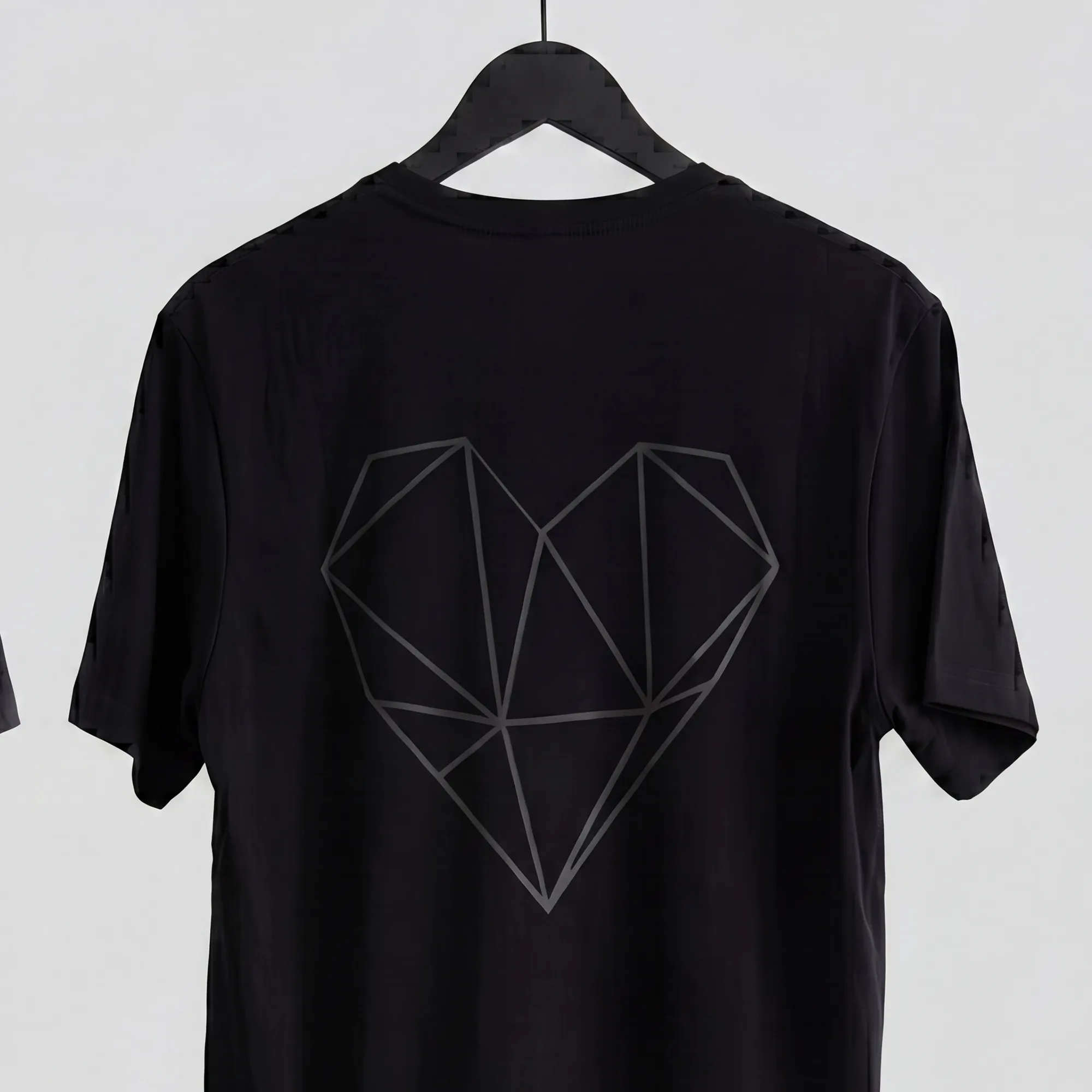 tshirt-nr-coracao-preta-costas